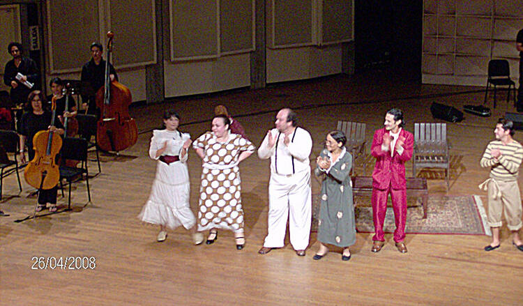 El elenco con la Orquesta